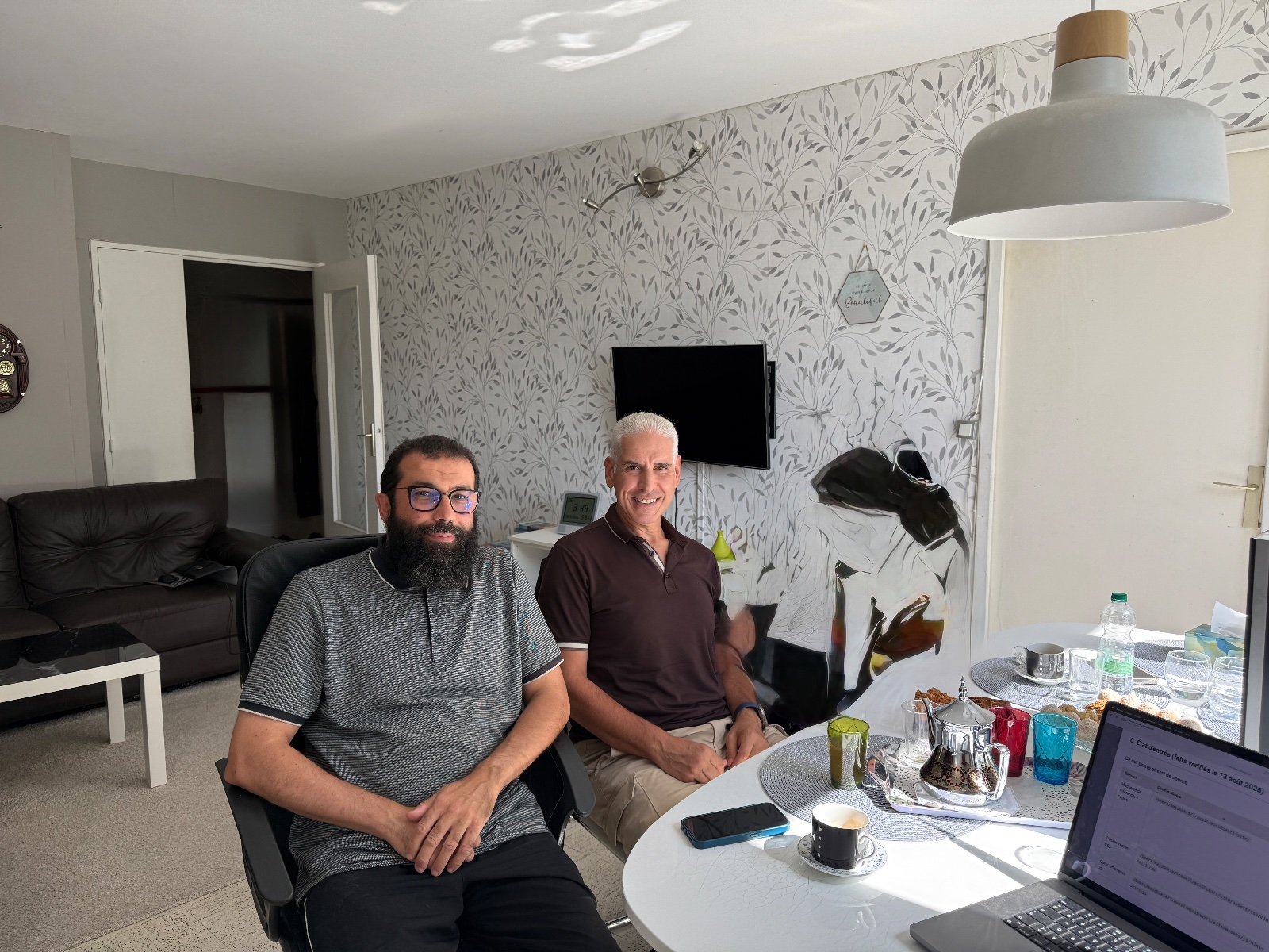 Une bonne collaboration commence souvent par un échange convivial.